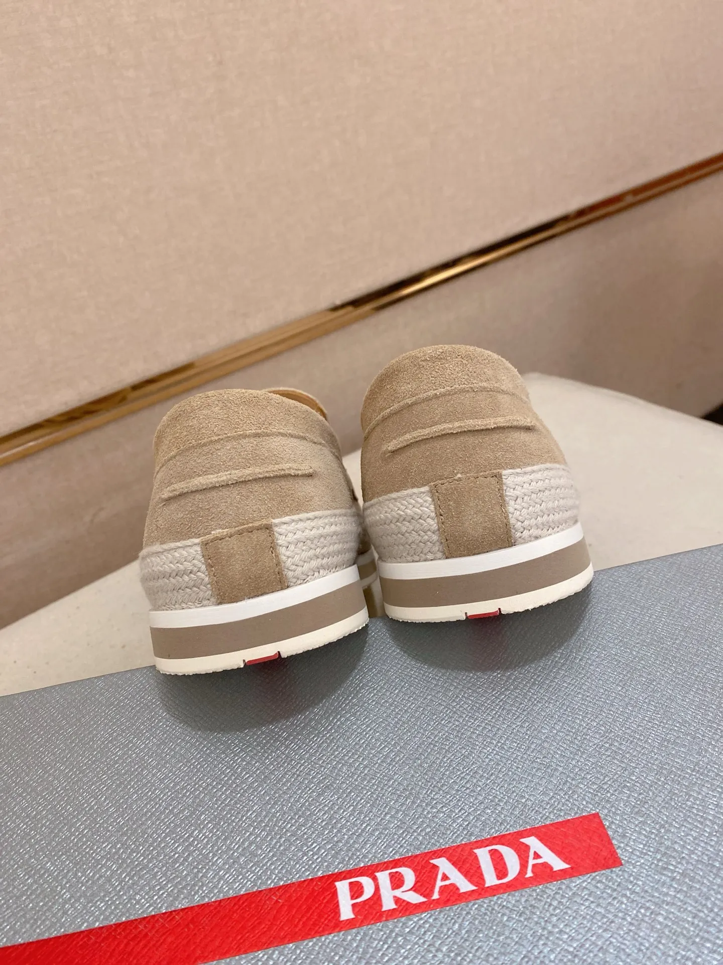 Men's shoes 💰 480💰 ✔️✔️✔️Top high version High-quality new PRADA (Prada) counters are launched at the same time. The new men's shoes and 😘fabrics are purely handmade in Niujing. Lining: Full cowhide lining. 👍🏿High-end☄️Open-molded non-slip rubber outsole, exquisite lines, simple and elegant, comfortable and high-end for leisure travel. Code number: 38-44. Can be customized45